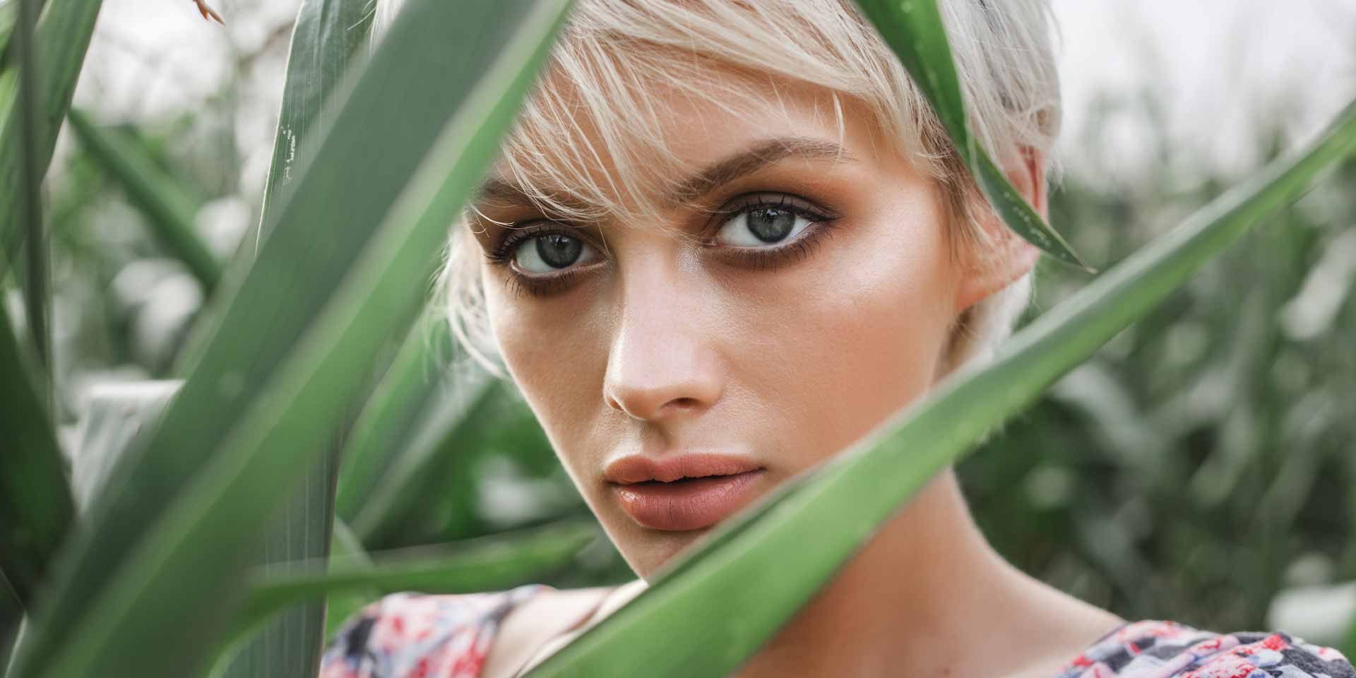 girl-between-green-leaves-in-a-corn-field-PYWBG9G.jpg